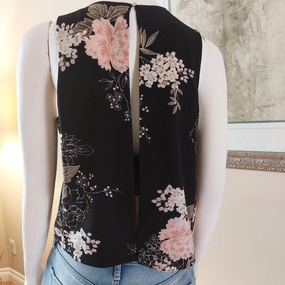 Dynamite Sleeveless Floral Top - Picture 2 of 15